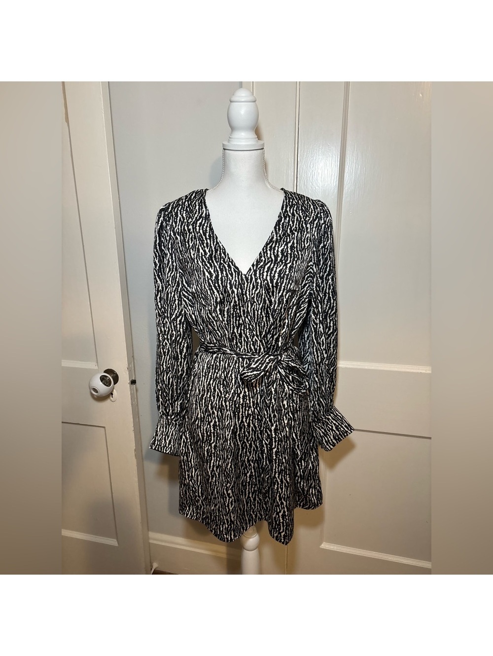H&M Balloon-sleeved satin dress